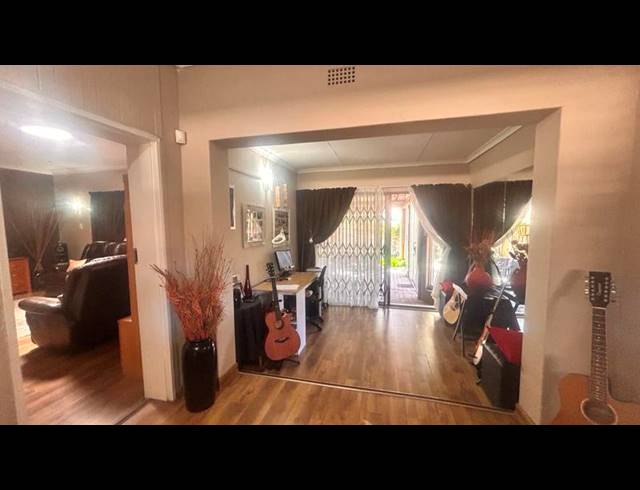 4 BEDROOM HOUSE FOR SALE IN KOSMOSPARK